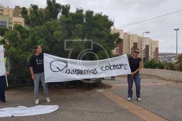 Los afectados por el retraso en el pago de las nóminas municipales exigen cobrar (Foto TA)